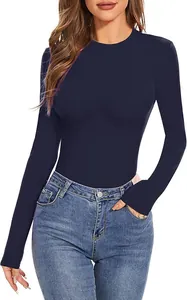 Elegante camiseta azul marino de manga larga con cuello redondo para mujer en detalle