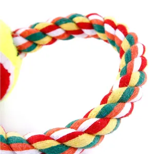 Detailansicht der Textur eines bunt geflochtenen Baumwollseil-Hundespielzeugs