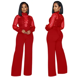 Elegante mono rojo de lentejuelas con cuello alto, encaje y pantalón largo de pata ancha