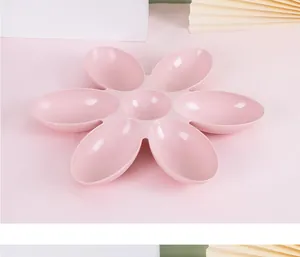Detailweergave van een roze bloemvormige kunststof voerbak voor katten met compartimenten