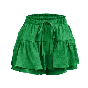 Vista dettagliata della gonna pantalone verde con volant e coulisse regolabile in vita