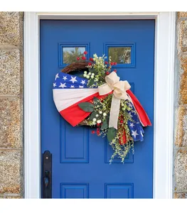 Detalle de una corona patriótica del 4 de julio en una escena de puerta azul