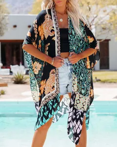 Detailansicht des böhmischen Blumendrucks auf leichtem Sommer-Chiffon-Strandkimono