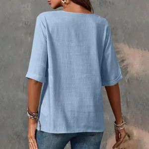 Vista posteriore dettagliata di un top casual da donna in cotone e lino azzurro