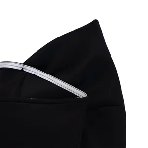 Dettaglio ravvicinato di un sexy top a fascia nero con fiocco, mostra trama e cuciture