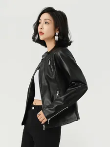 Elegante giacca da donna slim fit in ecopelle nera con dettagli in metallo e zip
