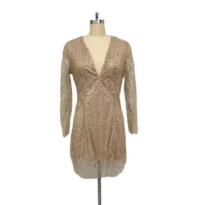 Elegante abito corto aderente con paillettes dorate, scollo a V profondo e maniche lunghe.