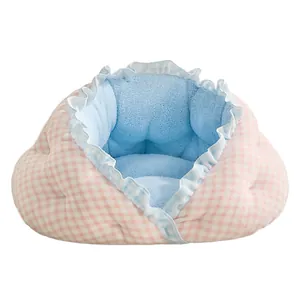 Cuccia per gatti chiusa rosa a quadretti con interno in peluche blu e bordi arricciati