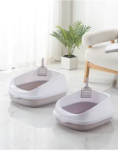 Halbgeschlossene Katzentoilette mit hohem Spritzschutz und Streuschaufel im Wohnzimmer