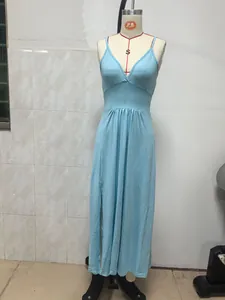 Vista completa de un vestido largo de verano azul claro con cuello en V en un maniquí