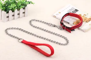 Detail view of the red foam handle and sturdy metal chain of the pet leash