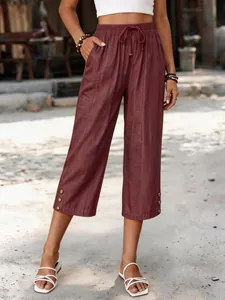 Damen 3/4-Hose aus Tencel-Denim in Weinrot mit Knopfleiste am Saum und Kordelzug im Bund