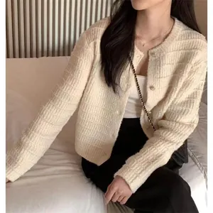 Gedetailleerd beeld van een crème getextureerd gebreid vest in vintage Koreaanse stijl
