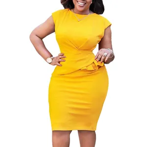 Elegantes gelbes Bodycon-Bleistiftkleid mit raffinierten Raffungen an der Taille.