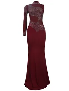 Vestido largo color vino elegante con paneles de malla transparente y patrones de diamantes.
