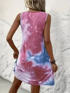 Vue de dos d'une robe sans manches à imprimé tie-dye tendance en rose et bleu pour l'été