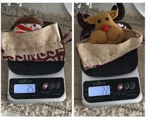 Detailfoto van het gewicht van schattige kerstcadeauzakjes met trekkoord op een weegschaal.