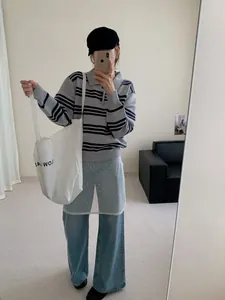 Pull en maille à rayures grises et col polo de style coréen porté par un mannequin
