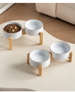 Juego de cuencos de cerámica para mascotas con soporte de bambú para perros y gatos.