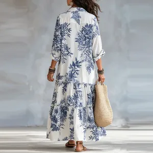 Vue arrière d'une robe maxi bohème à manches longues avec imprimé botanique bleu chic