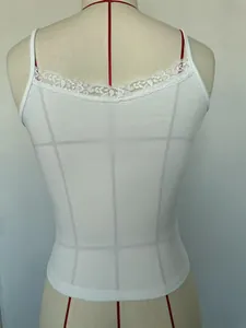 Achteraanzicht van een wit geribde hemdje met kanten rand op een paspop mannequin