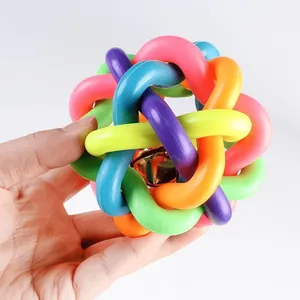 Bunter geflochtener Gummiball mit Glocke für Hunde zum Kauen und interaktiven Spielen