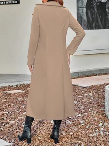 Dettaglio del retro che mostra il taglio elegante e la lunghezza di un cappotto lungo in lana cammello.