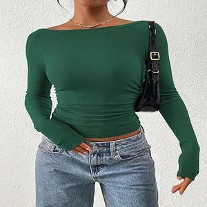 Dettaglio ravvicinato di un top corto a maniche lunghe in maglia a costine verde scuro