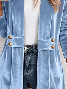 Dettaglio di cardigan lungo in velluto azzurro con bottoni decorativi dorati a doppiopetto