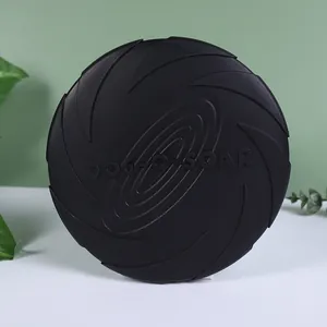 Detailansicht der schwarzen Silikon-Hundefrisbee mit Spiralmuster und DOG-O-SOAR Logo