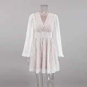 Elegantes weißes Jacquard-Minikleid im französischen Stil mit V-Ausschnitt und Laternärmeln