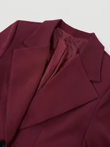 Elegante giacca blazer bordeaux da donna con risvolto e trama del tessuto