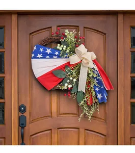 Corona patriótica del Día de la Independencia con estrellas y rayas en una puerta de madera