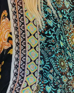 Detaillierte Nahaufnahme des Paisley- und Blumenmusters auf dem Chiffon-Strand-Cover-up.