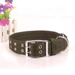 Gros plan d'un collier pour chien en nylon à 4 couches avec boucle et œillets en métal