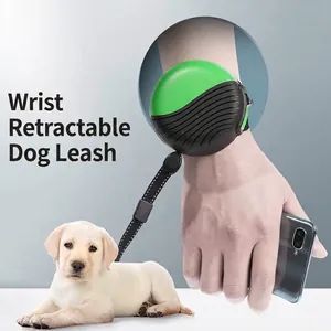 Laisse rétractable pour chien portée au poignet pour petites et moyennes tailles.
