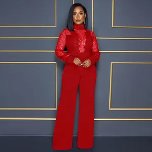 Vista detallada del elegante mono rojo de lentejuelas con cuello alto y mangas