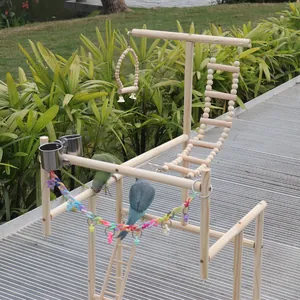 Grand support de jeu en bois pour perroquet avec échelles et balançoires dans un jardin