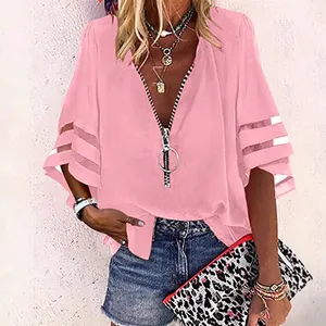 Elegante camicetta rosa con scollo a V, cerniera ad anello e maniche a campana