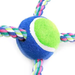 Detail eines langlebigen Hundekauspielzeugs mit bunten Baumwollseilen und Filzball