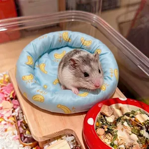 Blaue Eisseiden-Hamster-Kühlmatte mit Bananenmuster für kleine Haustiere im Sommer