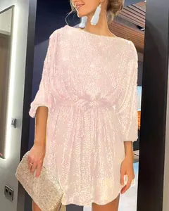 Vue détaillée de la mini robe à paillettes roses scintillantes pour les fêtes