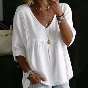 Elegante weiße Damen-V-Ausschnitt-Bluse mit zarten Spitzenborten und 3/4-Länge Ärmeln