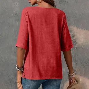 Vista posteriore del top casual da donna in cotone e lino rosso con maniche corte