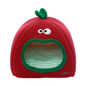 Cama de felpa roja con forma de manzana para gatos y perros con cojín de rayas verdes