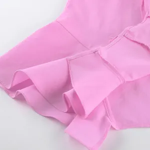 Détail rapproché montrant les volants en coton rose doux et la texture de l'ensemble de vacances