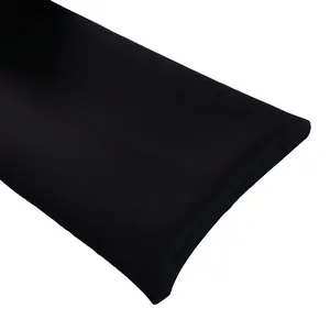 Primo piano del tessuto elastico nero che mostra la trama e le cuciture del top a fascia.