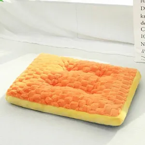 Zachte dikke pluche slaapmat voor honden en katten in de kleur oranje