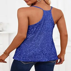 Vista posteriore dettagliata di un top con paillettes blu scintillanti e luccicanti