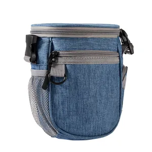 Gros plan détaillé d'un sac de dressage pour animaux en denim bleu avec fermeture et filet